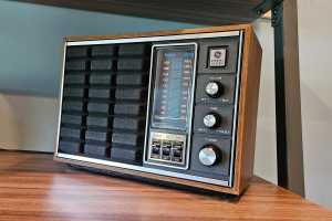 I revived this vintage radio and turned it into a desktop music player